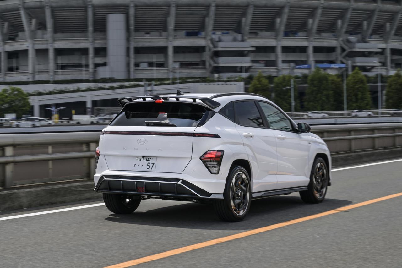 画像: 長期テスト車コナ Nラインのボディカラーはアルティメットレッドメタリックだが、他に写真のようなアストラスホワイトもある。