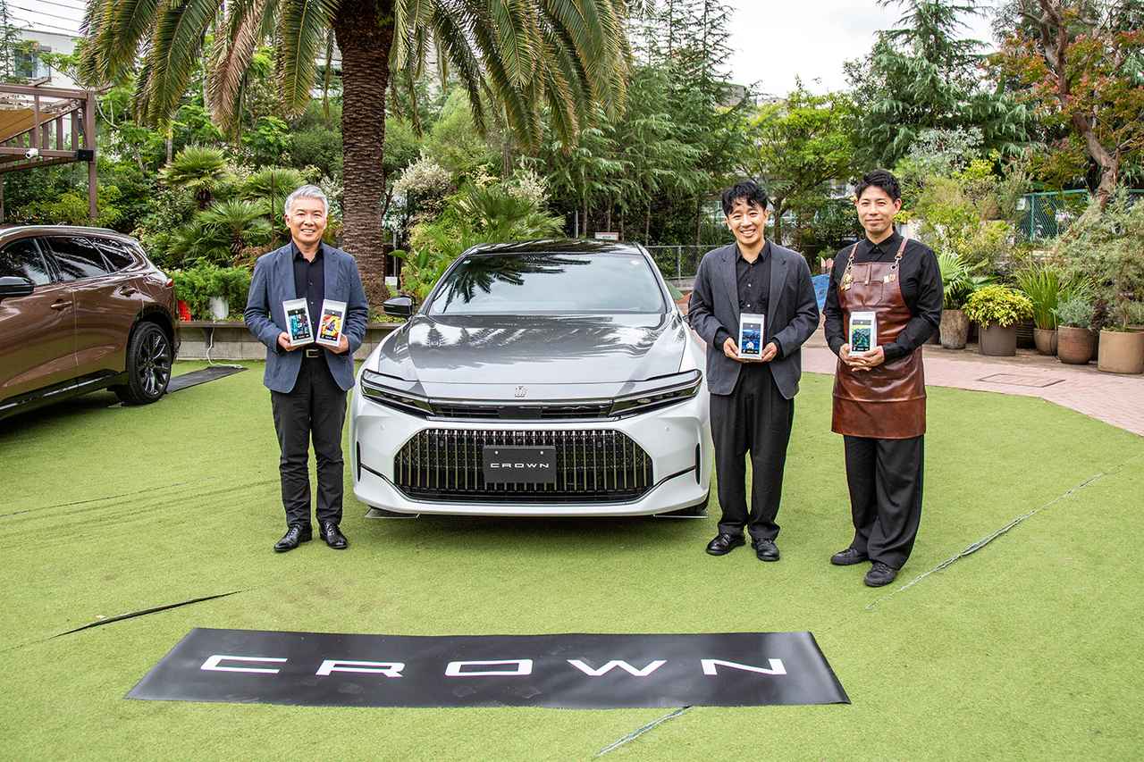 画像: 左からトヨタ自動車 クラウンチーフエンジニア 清水竜太郎氏、クラウンセダン70周年記念車「70th」、UCCジャパン 執行役員 サステナビリティ経営推進本部長 里見陵氏、UCCコーヒーアカデミー専任講師(バリスタ) 土井克朗氏。