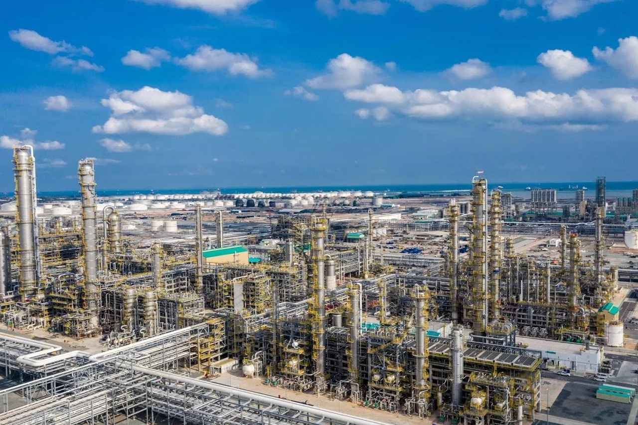 画像: ユーグレナ、PETRONAS、ENIの合弁事業で建設・運営される商業規模のバイオ燃料製造プラントは、PETRONAS社の石油・石油化学コンプレックスPengerang Integrated Complex内(写真)でに建設され、2028年下半期の稼働開始を予定している。年間約10万KLのSAF(持続可能な航空燃料)及びHVO(次世代バイオディーゼル燃料 )等のバイオ燃料を取り扱うことが可能となる。(写真:ユーグレナ)