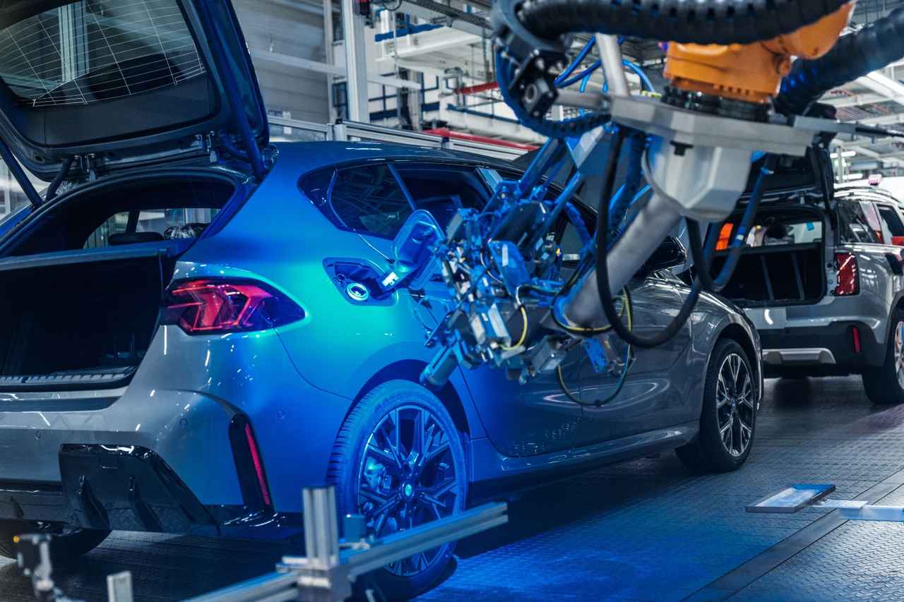 画像: BMWグループの環境負荷低減に向けた取り組みが、ディーゼル車に対するHVO100の初期充填。納車時のCO2排出量を最大90%削減できるという。使用されるのは、フィンランドのバイオ燃料大手Neste社のHVOだ。(写真:BMW )