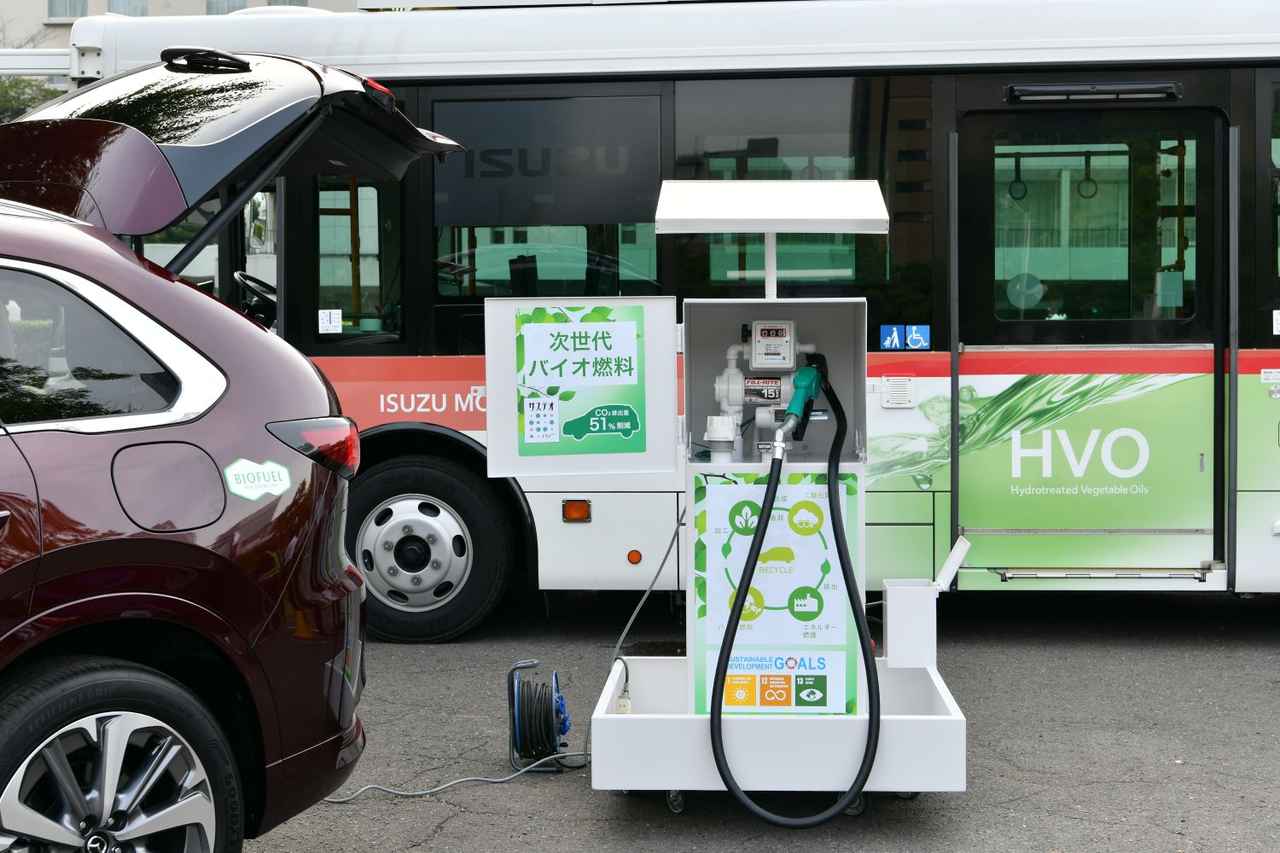 画像: 消防法の規制に触れない簡易給油機。一家に一台・・・は無理でも、うちの会社にも一台欲しい。後ろはいすゞのバスだが、こちらもHVOの社会実装プロジェクトに関わる車両だ。