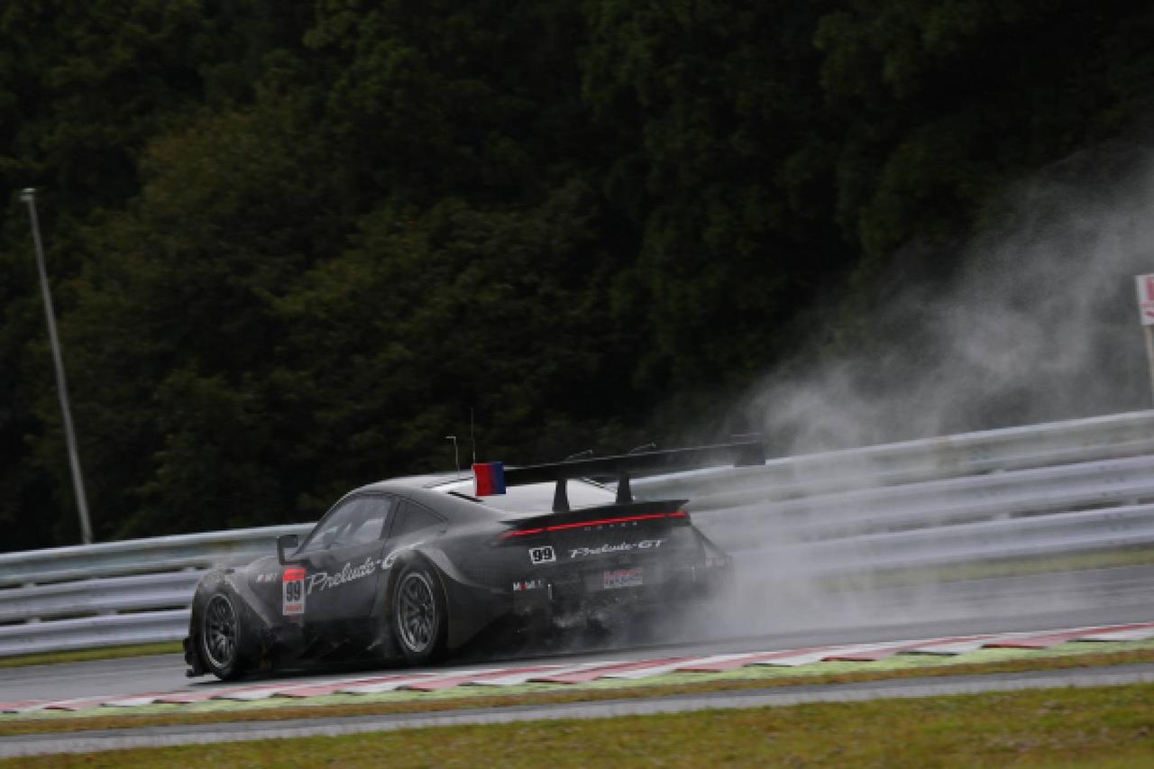 画像: スポーツランドSUGOに姿を見せた時には快晴だったが、シェイクダウンが行われた当日はあいにくのウエットコンディションとなった。それでも順調に初期テストを終えた。