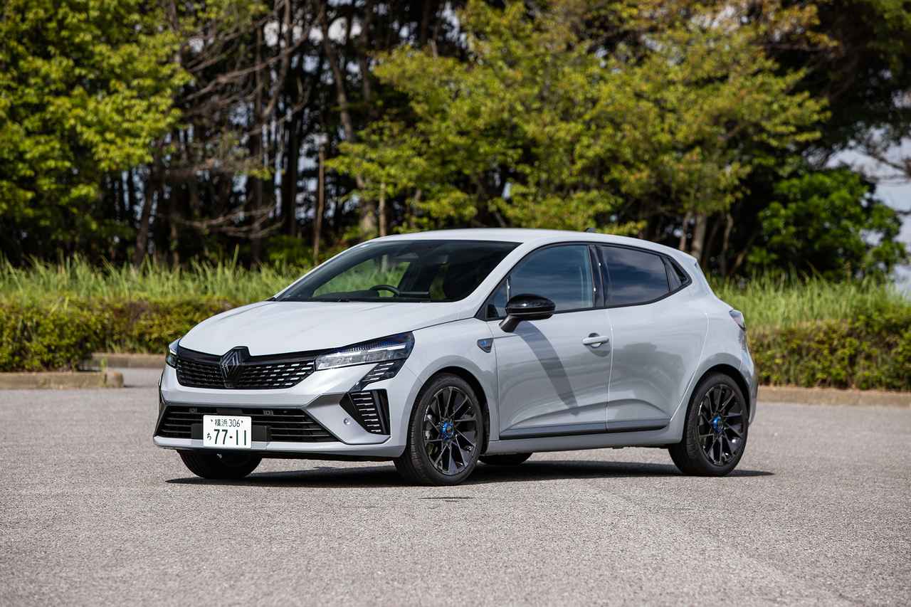 画像: 輸入車のBセグメントハッチバックとして唯一のフルハイブリッド搭載車となるルーテシア。全長4075×全幅1725×全高1470mmというコンパクトなサイズを活かして、燃費と走りの良さを両立する。
