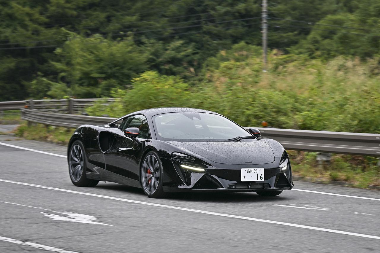 画像: 電動化時代のマクラーレンのスーパースポーツ、アルトゥーラ。EV走行が可能なので、デフォルトのドライブモードではバッテリー残量があれば無音で移動ができるが、エンジンがかかればいつも通り堪能的なサウンド。