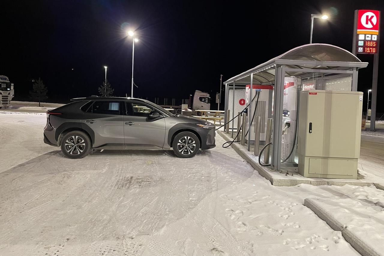 画像: 寒冷地域での充電性能劣化は、 BEVにとってひとつの大問題だった。新型bZ4Xは「バッテリープレコンディショニング」機能によって、厳しい環境下でも素早い充電を可能にしている。