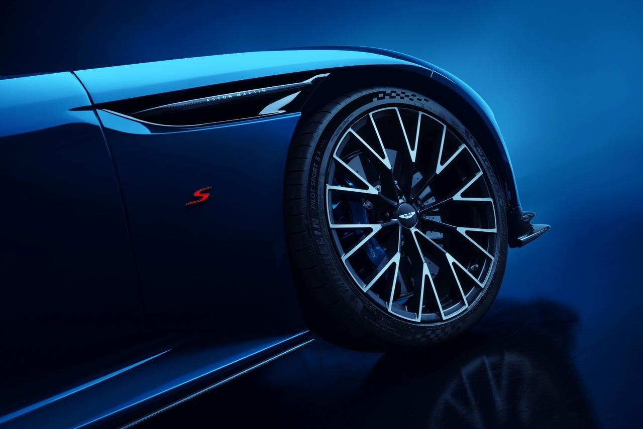 画像: DB12 Sの足まわりにはカーボンセラミックブレーキと専用セッティングのアダプティブダンパーを採用。軽量化と制動力を両立し、極限のコーナリングでも確かな安定性を発揮する。