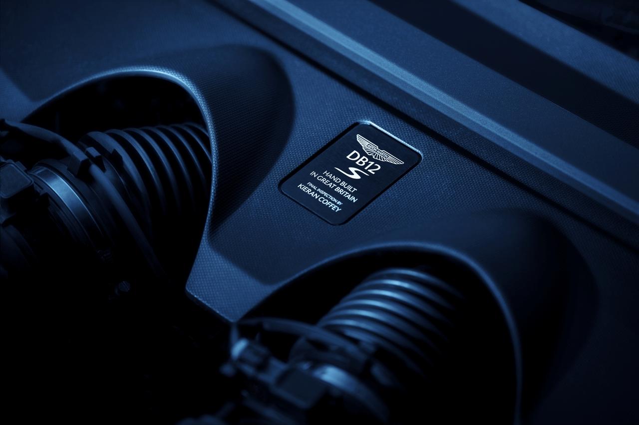 画像: アストンマーティンが誇る4.0リッターV8ツインターボエンジン。6000rpmで700PS（20PS向上）、3000～6000rpmで800Nmを発生し、最高速度202mph（約323km/h）を実現する。