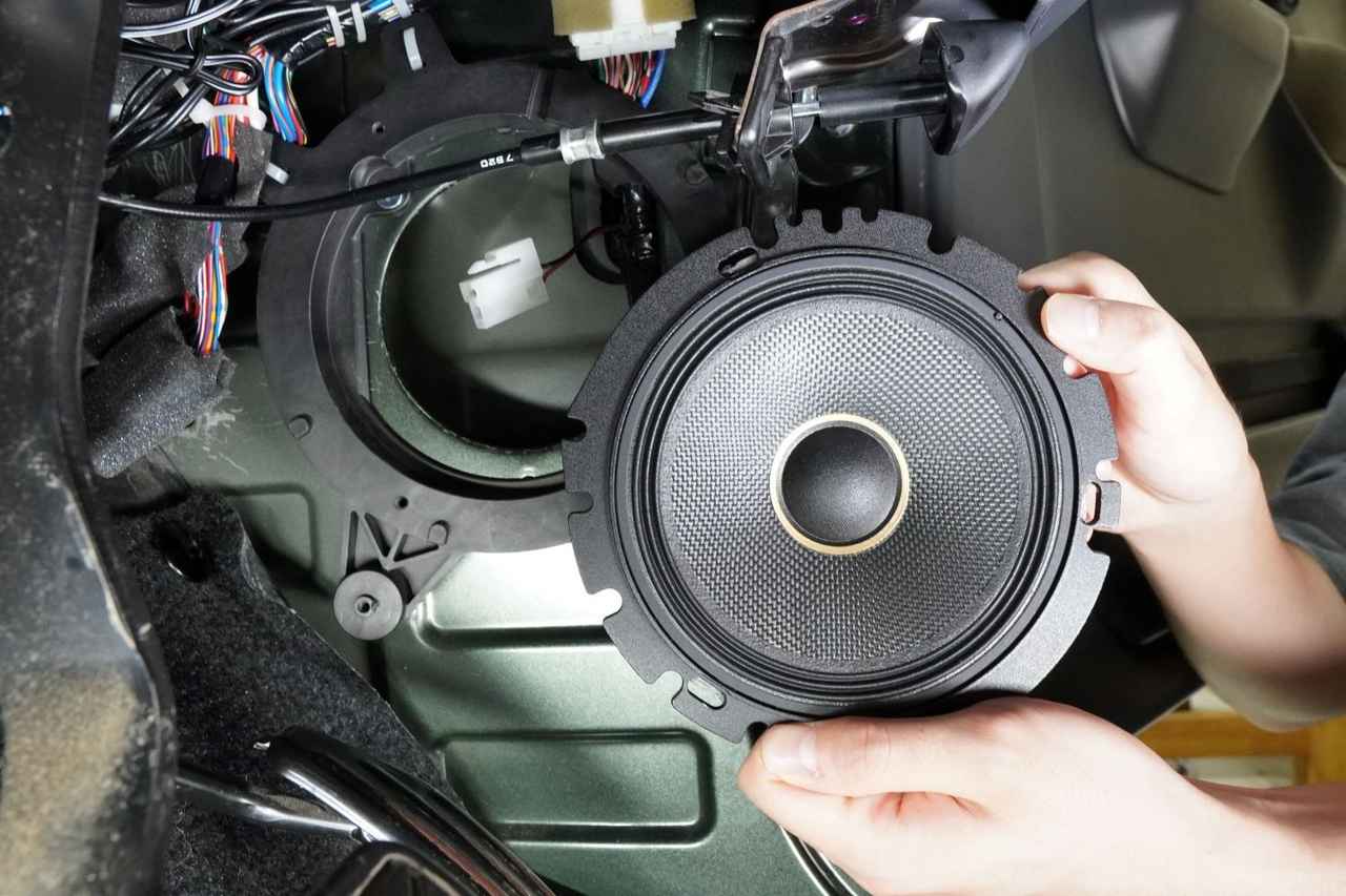画像: フロントドアの純正スピーカーを、カロッツェリアの16cm口径カスタムフィットスピーカーにアップグレードすることが可能、豊かな低域再生を実現する。音の指向性を高める「スラントバッフル機構」により生み出される、クリアなサウンドも魅力だ。希望小売価格は8,800円(2025年12月発売予定)。