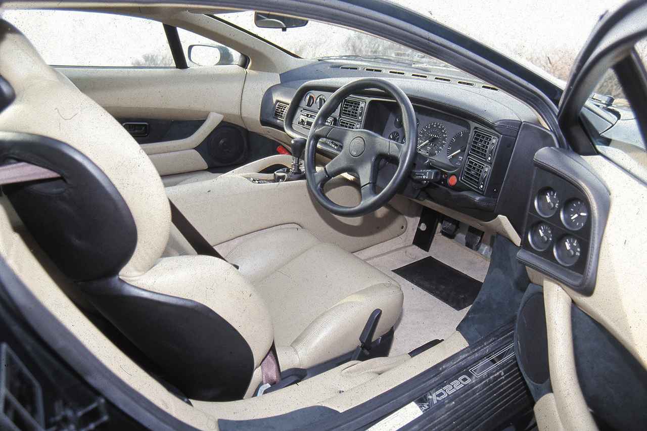 画像: インパネまわりのデザインは、他のスーパーカーの荒々しさとは異質の落ち着きを感じさせるものだ。