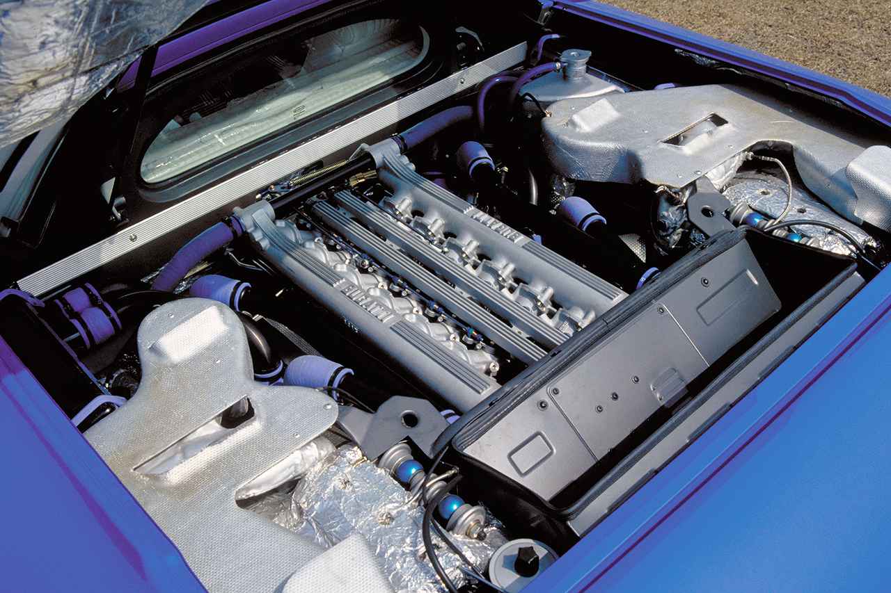 画像: 吸気2／排気3の5バルブV12 DOHCエンジン。3.5Lにターボを4基装着して560psのパワーを4WDで受け止める。