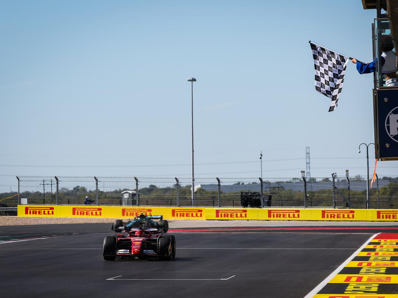 画像: 昨年のアメリカGPを制したシャルル・ルクレール（フェラーリ）。2位にカルロス・サインツが入り、フェラーリが1-2フィニッシュを達成した。