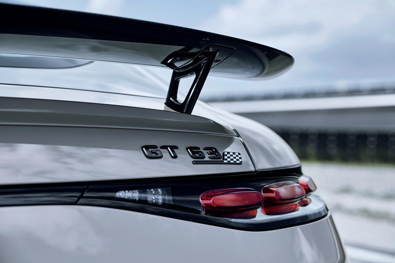 画像: GT 63のモデル名を表すリアバッジ横には、本モデル限定装備のチェッカーフラッグエンブレムが追加となり、モーター スポーツとのつながりを強調している。
