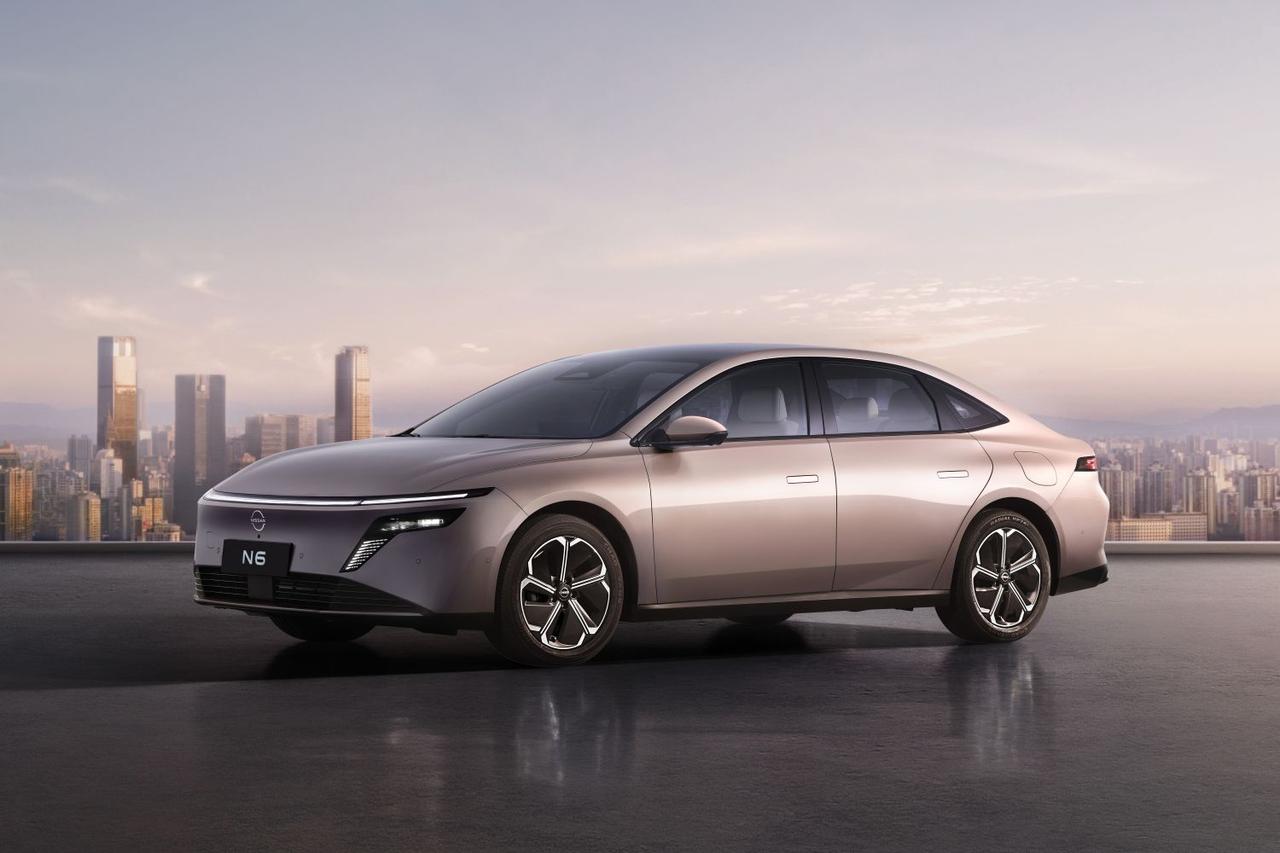 画像: 新開発したPHEVセダン「N6」は、独自の新エネルギー車(NEV)技術アーキテクチャーを採用し、1.5Lエンジンと21.1kWhのLFPバッテリーを搭載。全長4,831mm、全幅1,885mm、全高1,491mm、ホイールベースは2,815mmで、エレガントなシルエットと広々とした室内空間を両立している。