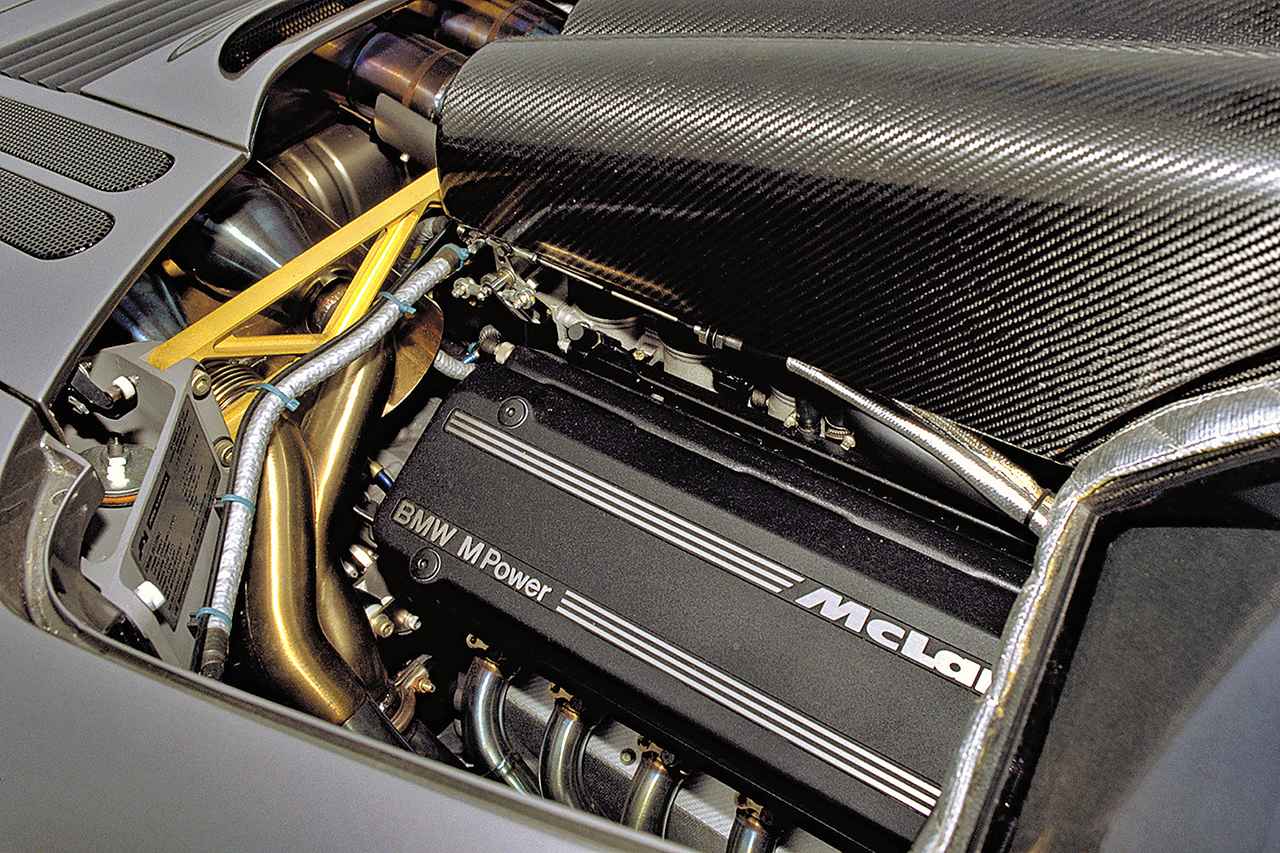 画像: BMW製の6.1L V12のヘッドを4バルブDOHC化。ヘッドカバー上のインテークチャンバーはCFRP製。