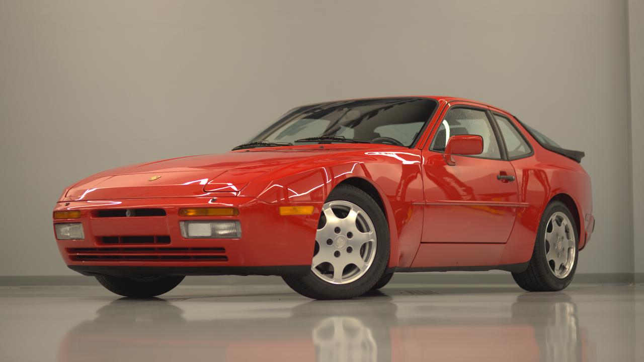 画像: Preservation(保存)部門賞を受賞したポルシェラスベガスの「1998 ポルシェ944 ターボS」。2025年2月、1988年から20年も同じ場所に保管されたままだった車両を整備するプロジェクトをスタート。ボンネットダンパーやワイパーブレードなどは可能な限り当時のまま残され、駆動ベルト、クーラントタンク、ブレーキ系統などを交換・整備し、約20年ぶりにエンジン始動とテスト走行が行われた。