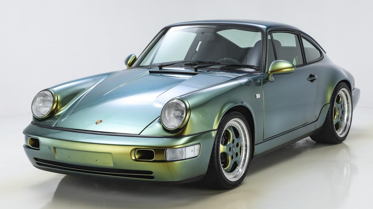画像: 一般投票によってPeoples Choice賞に選出されたハーパーポルシェの「1992 ポルシェ964 RS」。ボディカラーは、ポルシェのグリーン系やクロマフレア調のアクセントを取り入れたパール塗装。インテリアはブラックアルカンターラとグリーンのアクセントを組み合わせ、メーターはロレックス・デイトナやポルシェデザインの時計をモチーフにした特注仕様。エンジンルームにもカーボン素材が用いられている。