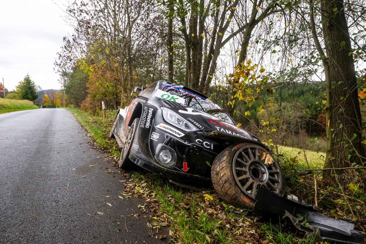 画像: SS10、ステージ後半の高速右コーナーで痛恨のコースアウトを喫したセバスチャン・オジェ。GRヤリス・ラリー1はアウト側の立木に激突。