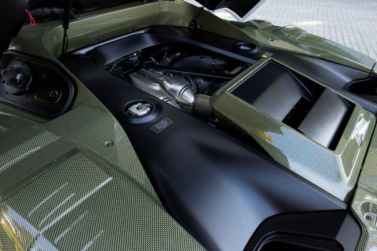 画像: ミッドシップに搭載されるのは、3L V6ツインターボ+電動モーターのハイブリッドユニット。最高出力830psを発揮し、F40譲りの荒々しさと最新技術の融合を実現している。