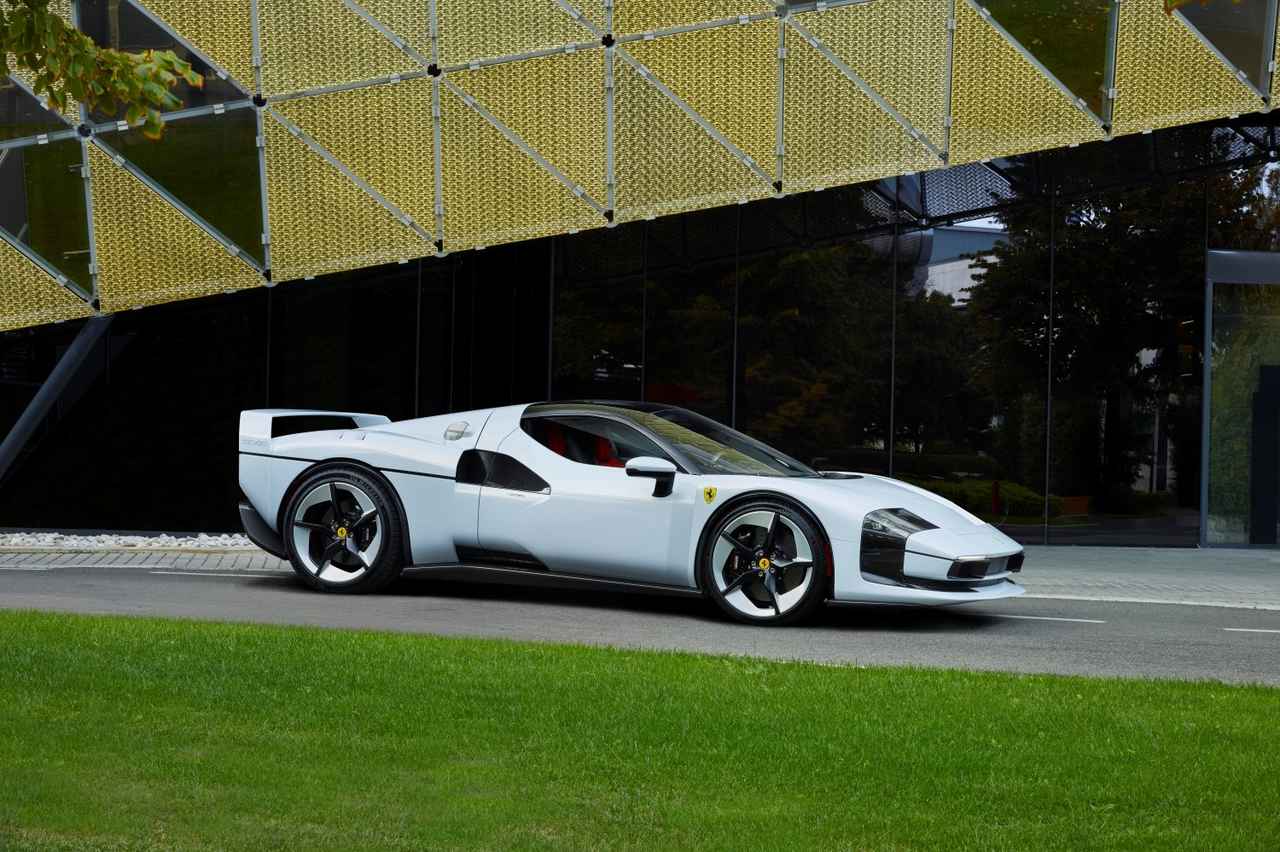 画像: F40を現代的に再解釈したSC40。特徴的な一体型リアウイングが印象的なフロントビュー。