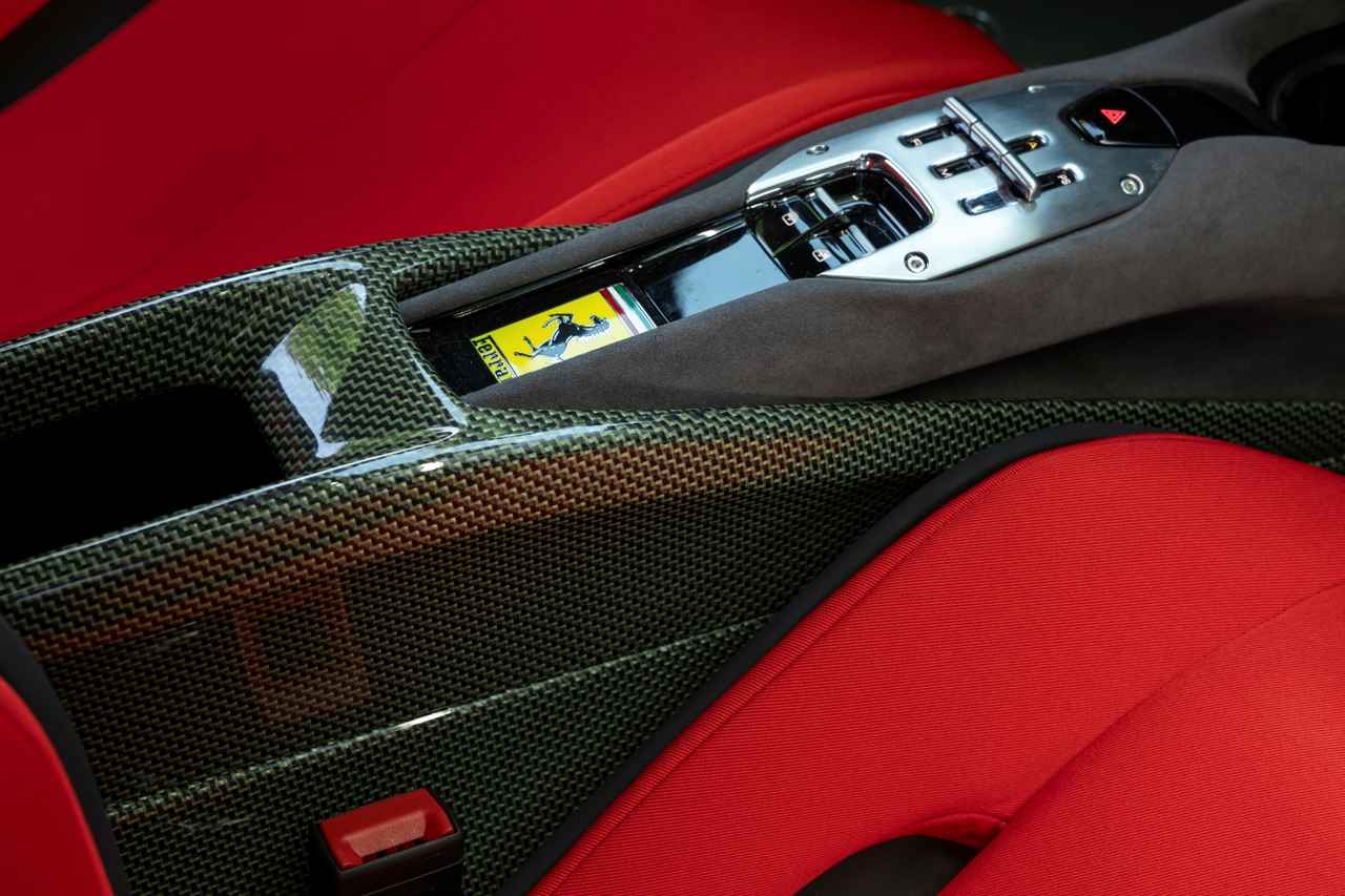 画像: センターコンソールにはダミーのゲート式シフターとフェラーリエンブレムを備える。