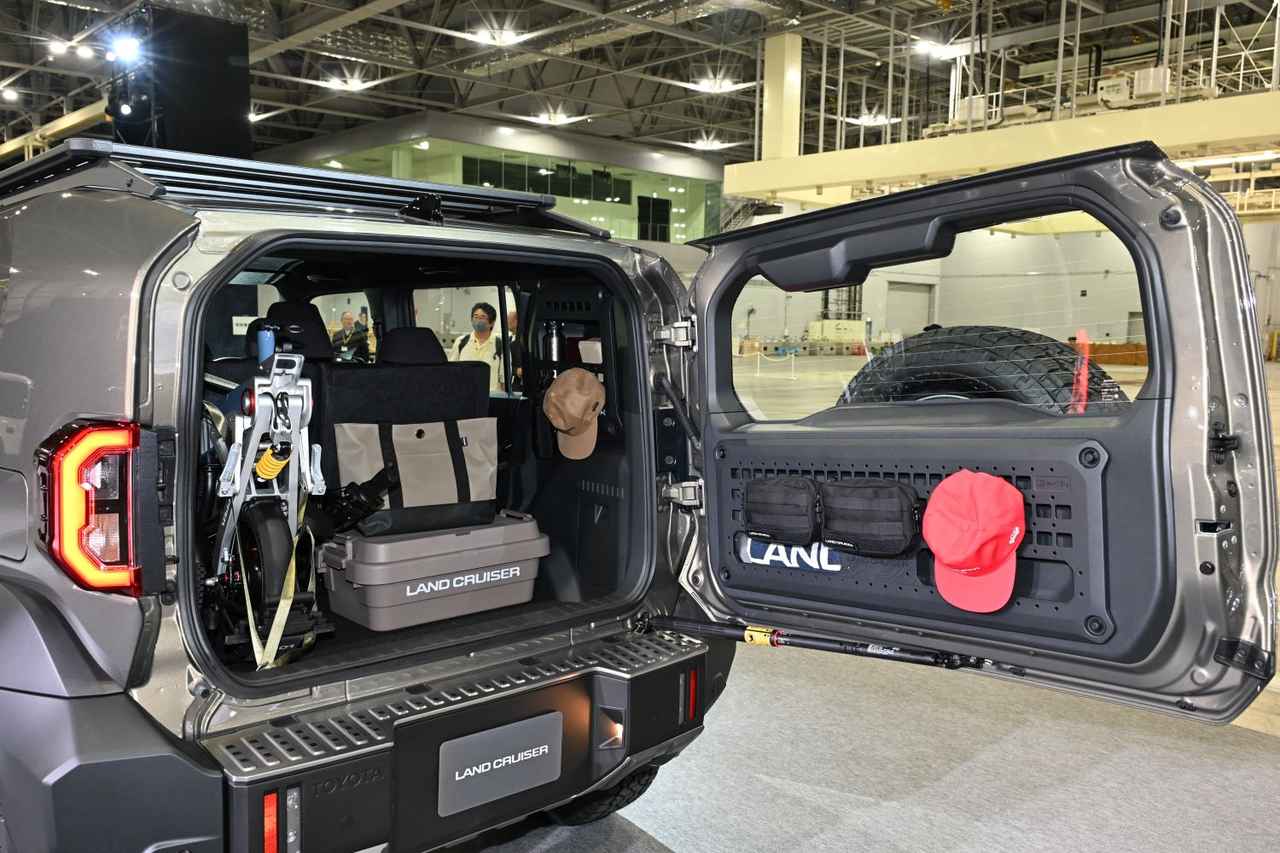 画像: 横開きのリアハッチを採用。写真はカスタマイズの楽しさを提案する「海外カスタマイズ仕様」のプロトタイプだが、アウトドア用品を取り付けられるモールパネルなど、使い方に応じた装備が用意されている。自分好みにアレンジしたくなるカーゴスペースだ。