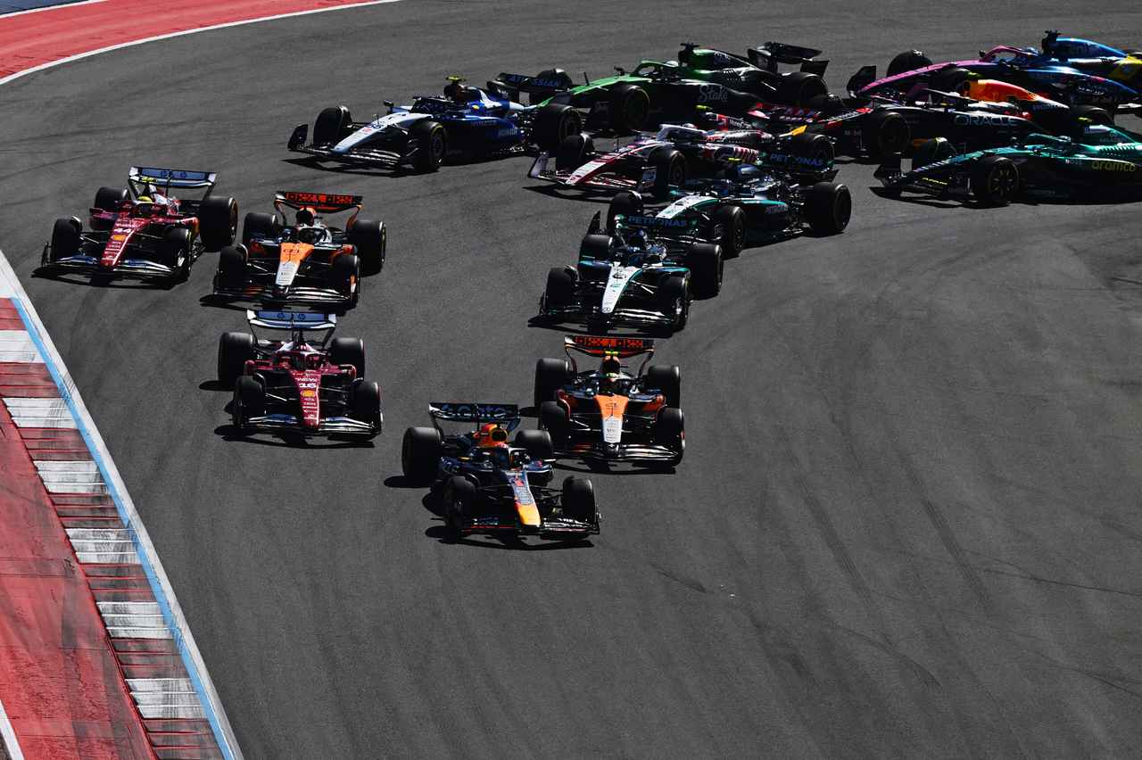 画像: アメリカGPのスタート。ソフトタイヤを選択したフェラーリのシャルル・ルクレールが、マクラーレンのランド・ノリスをかわして2番手に浮上。