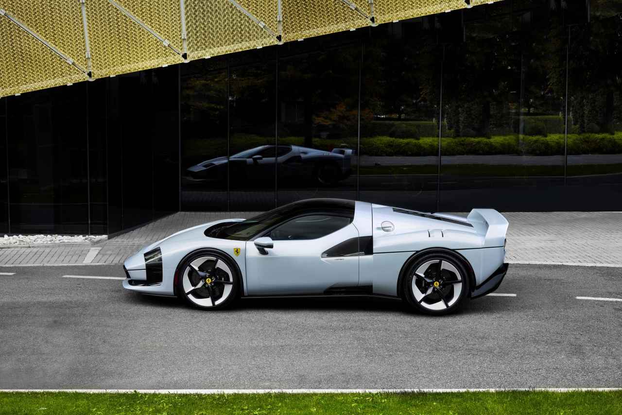 画像: シャープなサイドラインと低く構えたフォルムが美しい。F40譲りの空力哲学を体現。