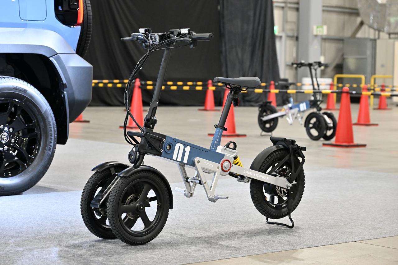 画像: FJシリーズと並行して開発が進められてきた、フル電動パーソナルモビリティ「ランドホッパー」。削り出しのパーツが、シンプルに「機能美」をアピールしている。折りたたむと、FJのカーゴスペースにすっぽり収まる。