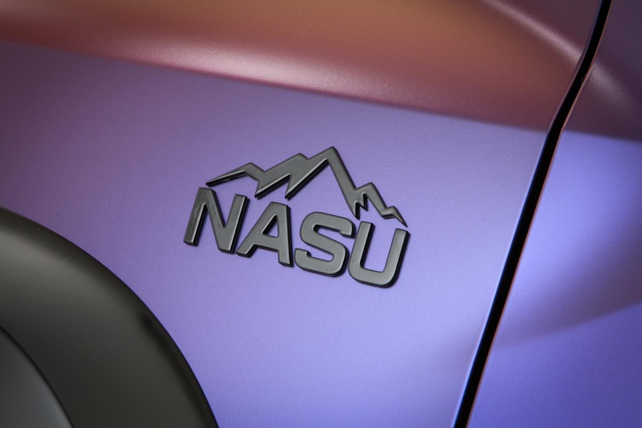 画像: フロントフェンダーには「NASU」のエンブレムを装備。