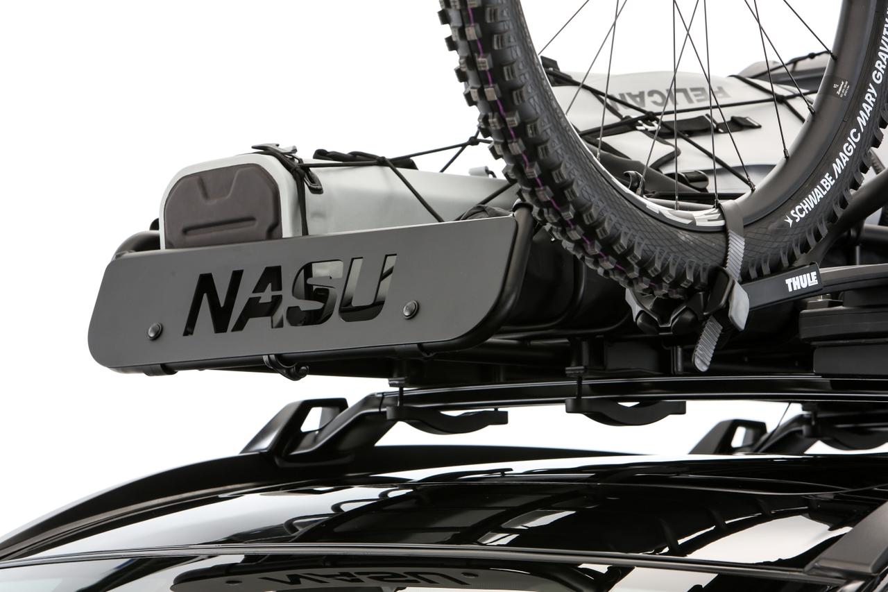 画像: ルーフラックには「NASU」ロゴが刻まれ、マウンテンバイクを積載。アウトドア志向の象徴的装備だ。