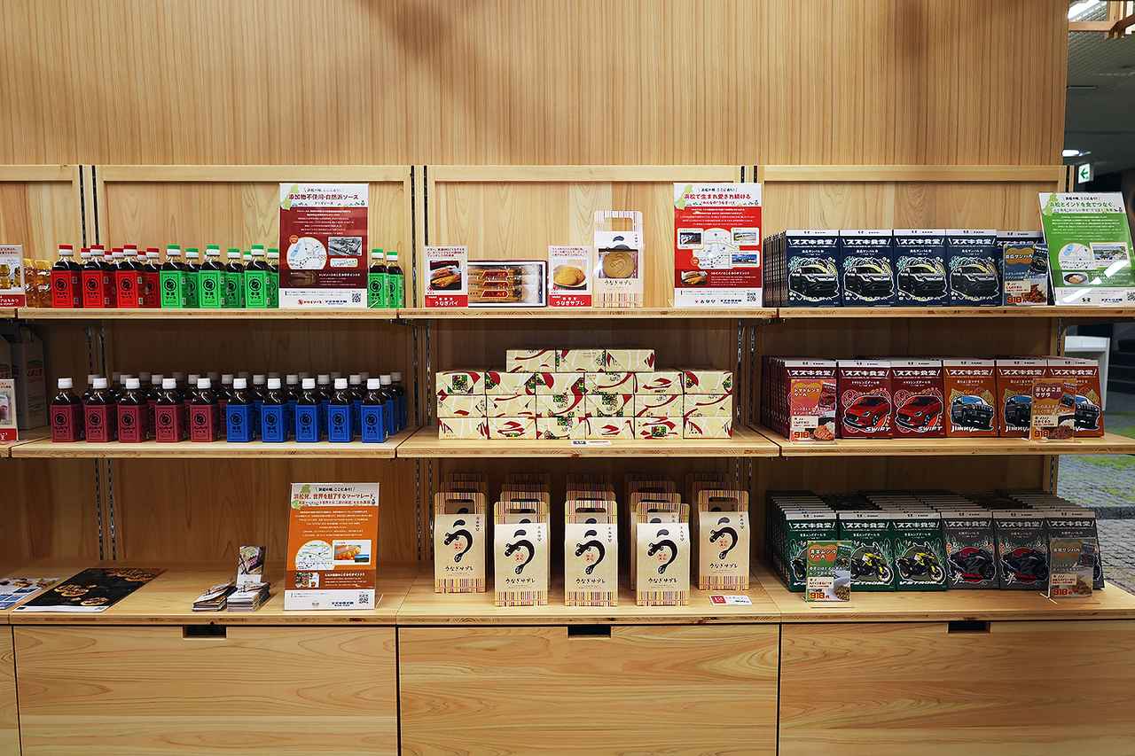 画像: 浜松の名産品コーナーの陳列棚も、天竜ヒノキ製だ。