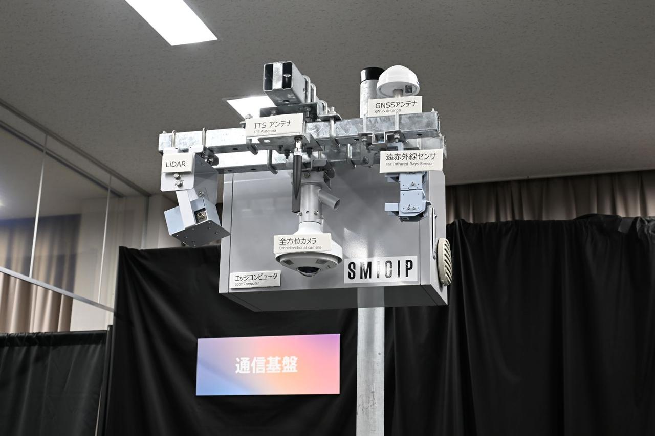 画像: 多彩なセンサー、カメラ類の設置は必須。現在は自治体などの協力を得て、いくつかの交差点などに同様のシステムが設定され、実証に取り組んでいるという。