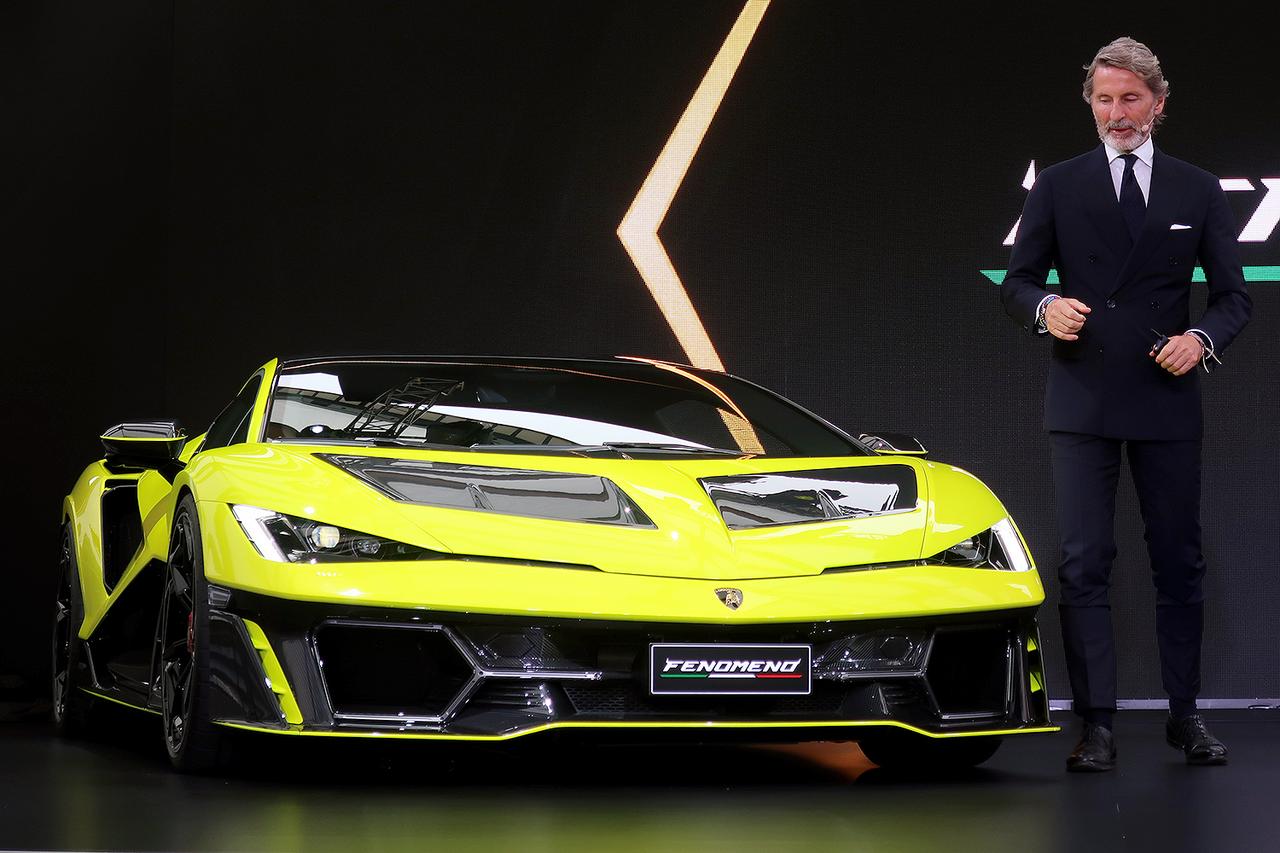 画像: プレゼンを行う、アウトモビリ・ランボルギーニのステファン・ヴィンケルマン チェアマン & CEO。