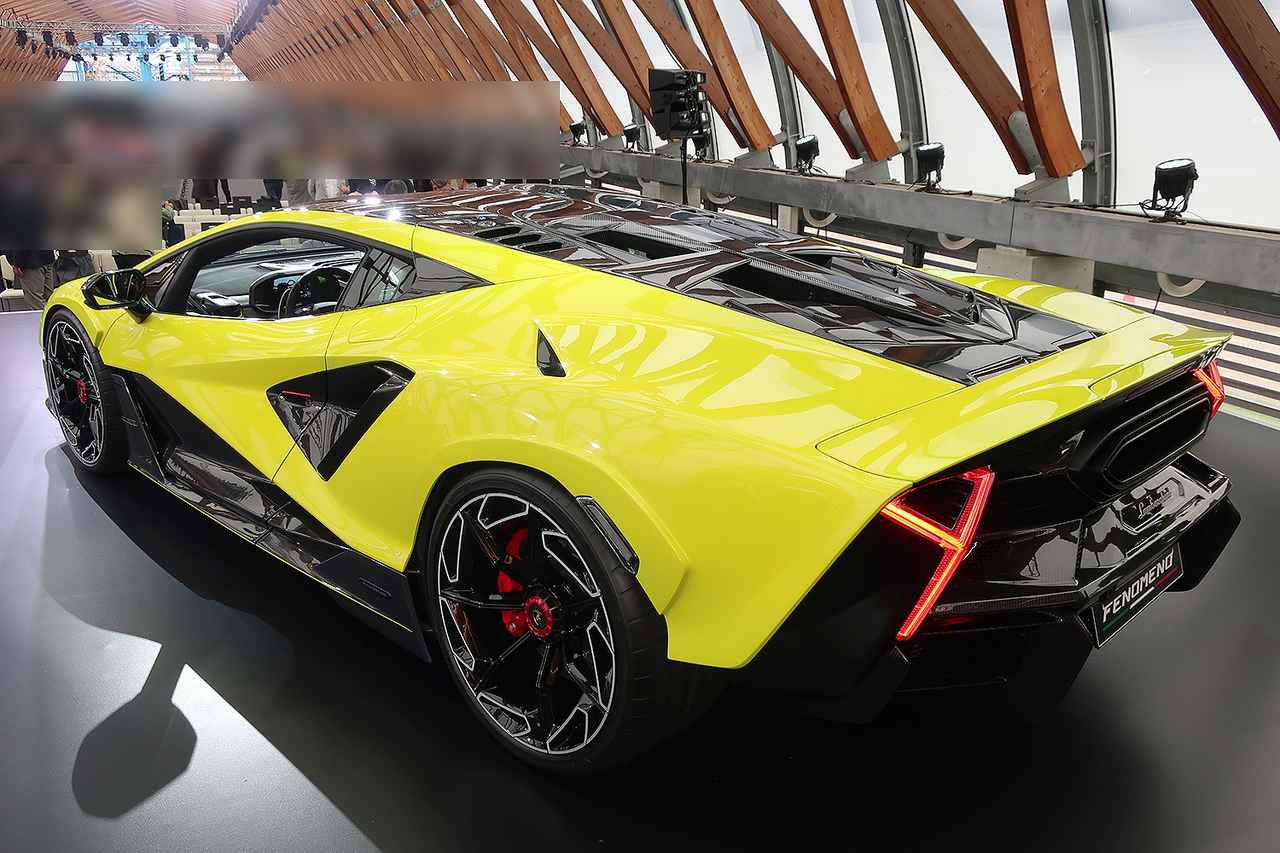 画像: テールエンドには可動式スポイラーも備わる。なお、展示車両はモックアップだった。