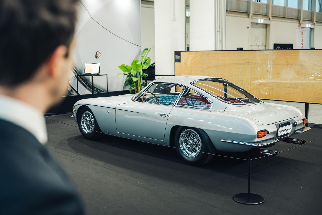 画像: 「オート・エ・モト・デポカ2025」のランボルギーニ・ブースの主役となる「ランボルギーニ 350 GT」(1964年製)。