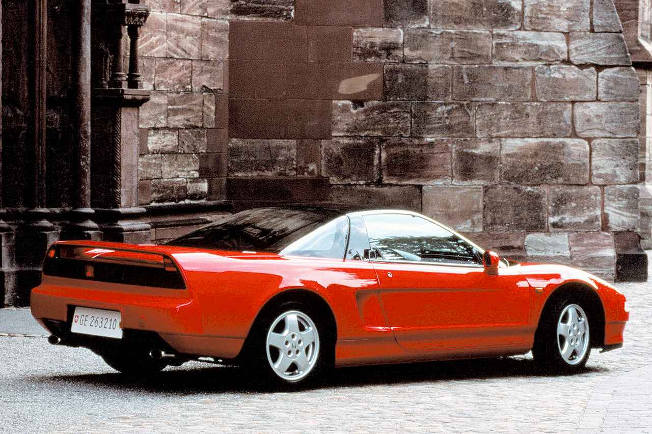 画像: 2シーターのミッドシップ レイアウトを採用し、独特のフォルムで存在感を放つ。800万円超の価格も話題となった。