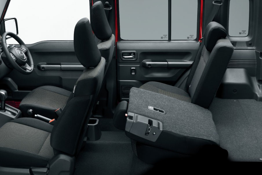 画像: リアドア追加とホイールベース延長で後席空間を拡大。快適な居住性と多彩なシートアレンジを実現した。