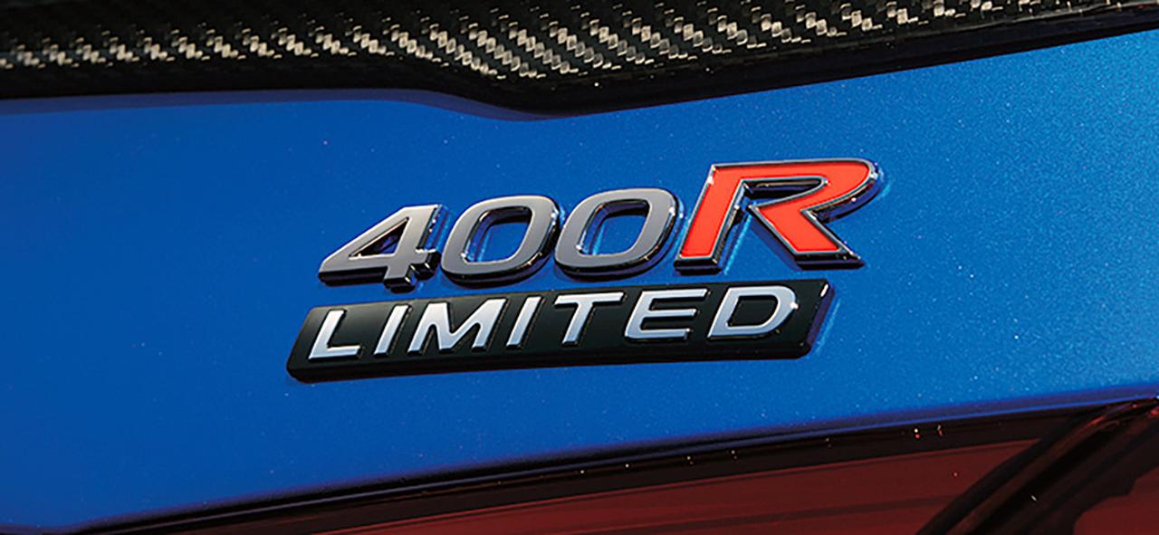画像: トランクリッド右端に付けられた「400R LIMITED」の専用バッジ。