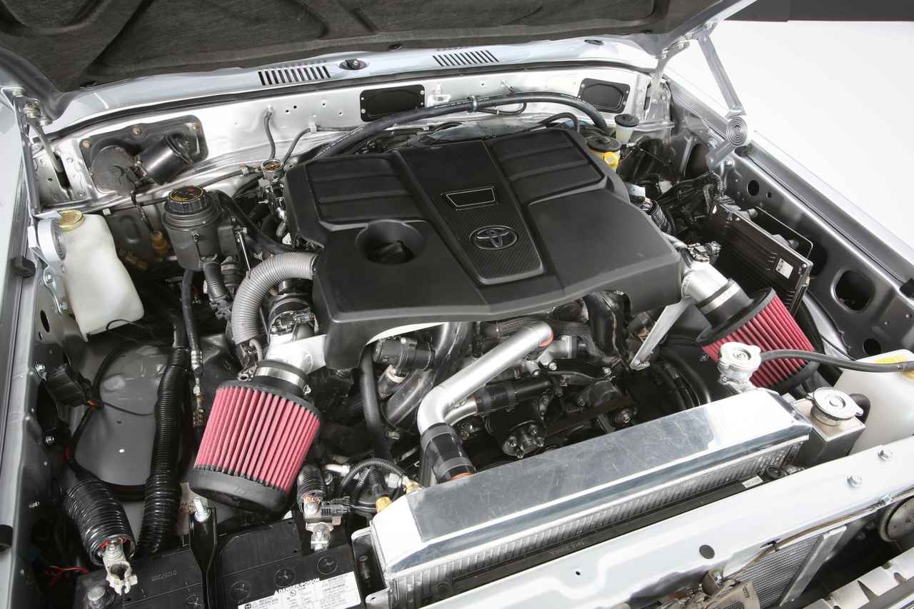 画像: i-FORCE 3.4L V6ツインターボエンジンに換装。高効率クーリングとデュアル吸気で応答と耐久性を確保し、クラシックに最新の心臓を収めた。
