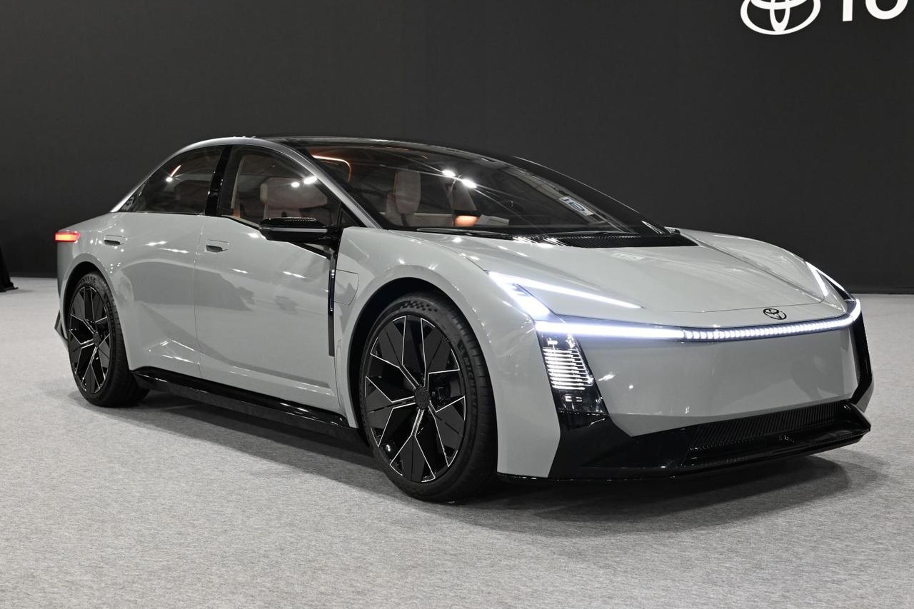 画像: カローラ コンセプトは、「ピュアスポーツ」の新しい形を提案しているという。カローラ誕生60周年を記念した「攻める」形だ。