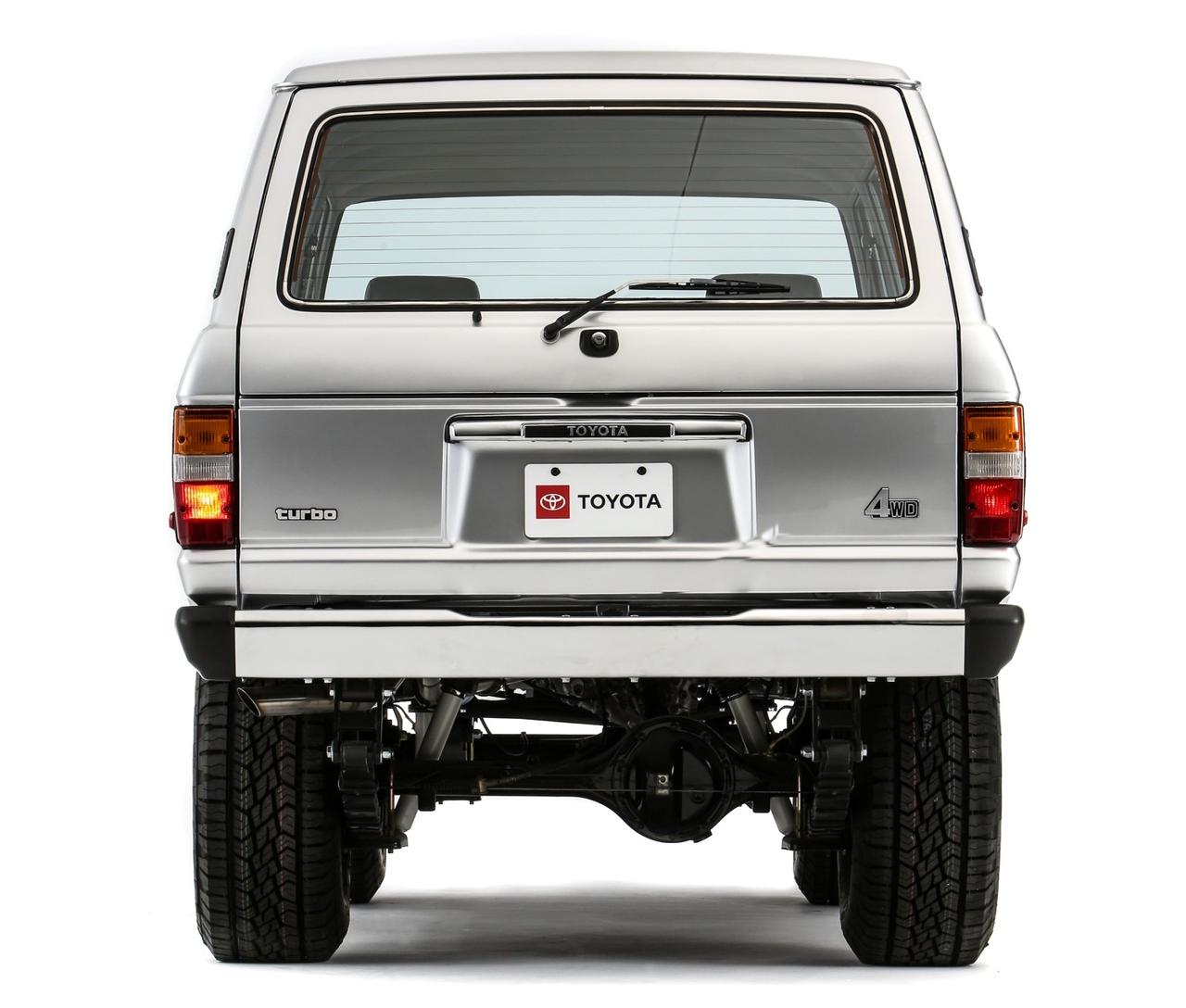 画像: スクエアなテール造形と当時風エンブレムを活かしつつ、車高アップと堅牢なリジッド懸架で走りを刷新。クラシックと機能の両立。