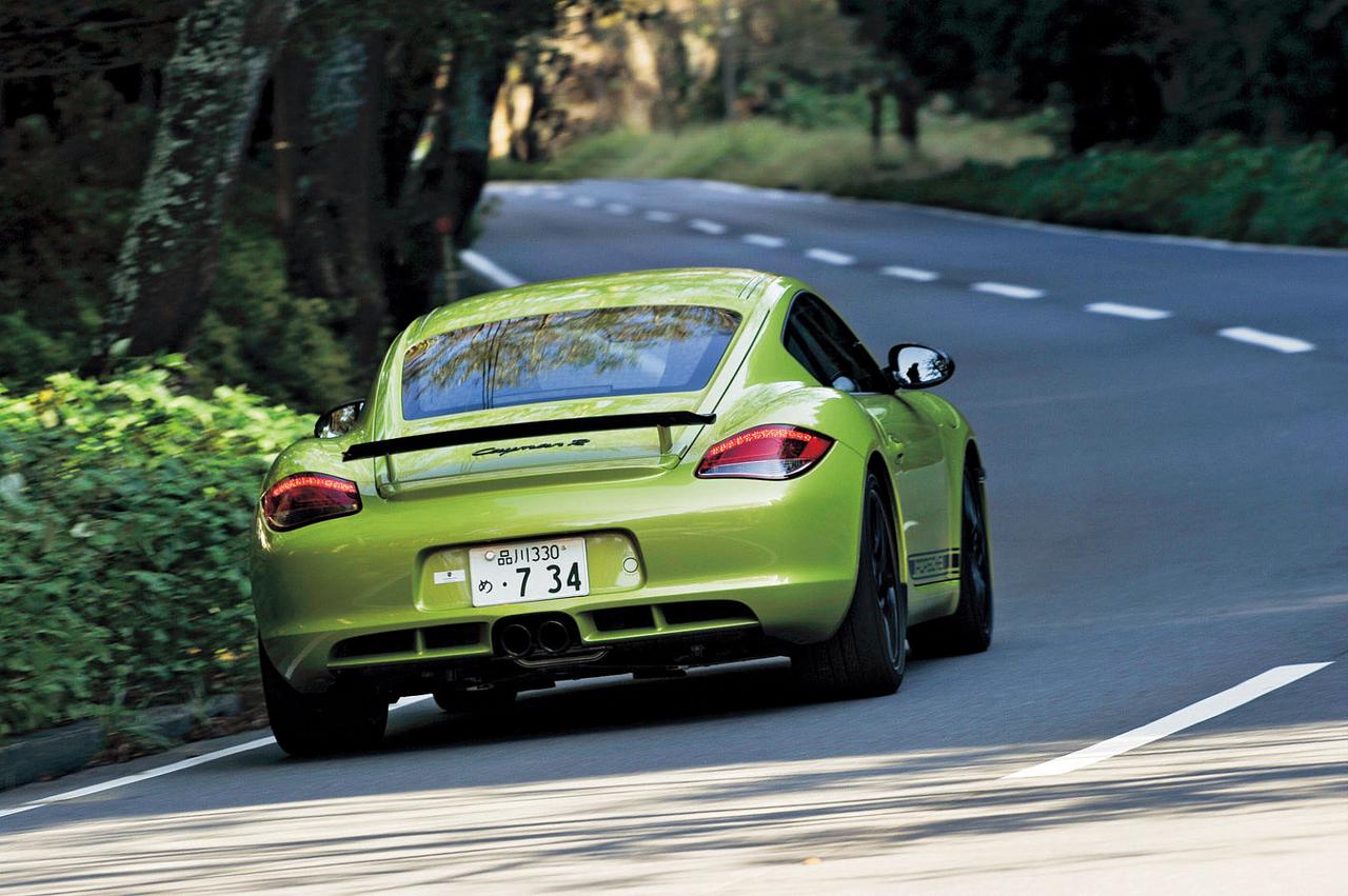 画像: テスト車のボディカラーはケイマンR専用色の“ペリドット・メタリック”。セラミックコンポジットブレーキのPCCBやブラックペインテッドのカレラホイール、オートエアコンなどがオプション装着されていた。