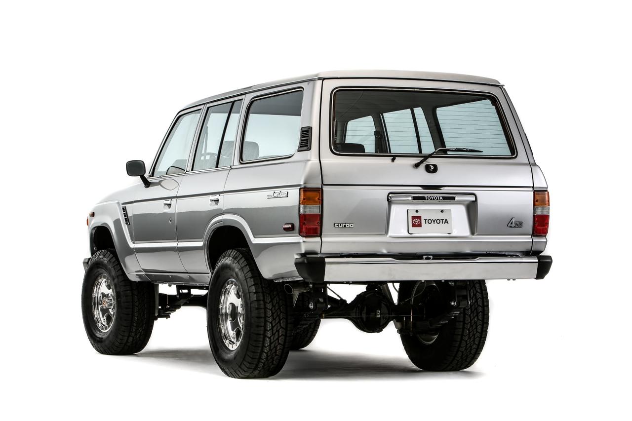 画像: 1986年のシルバー147(トヨタ純正ボディカラーの色コード)を再現した外装に、35インチタイヤと専用ホイールを装着。