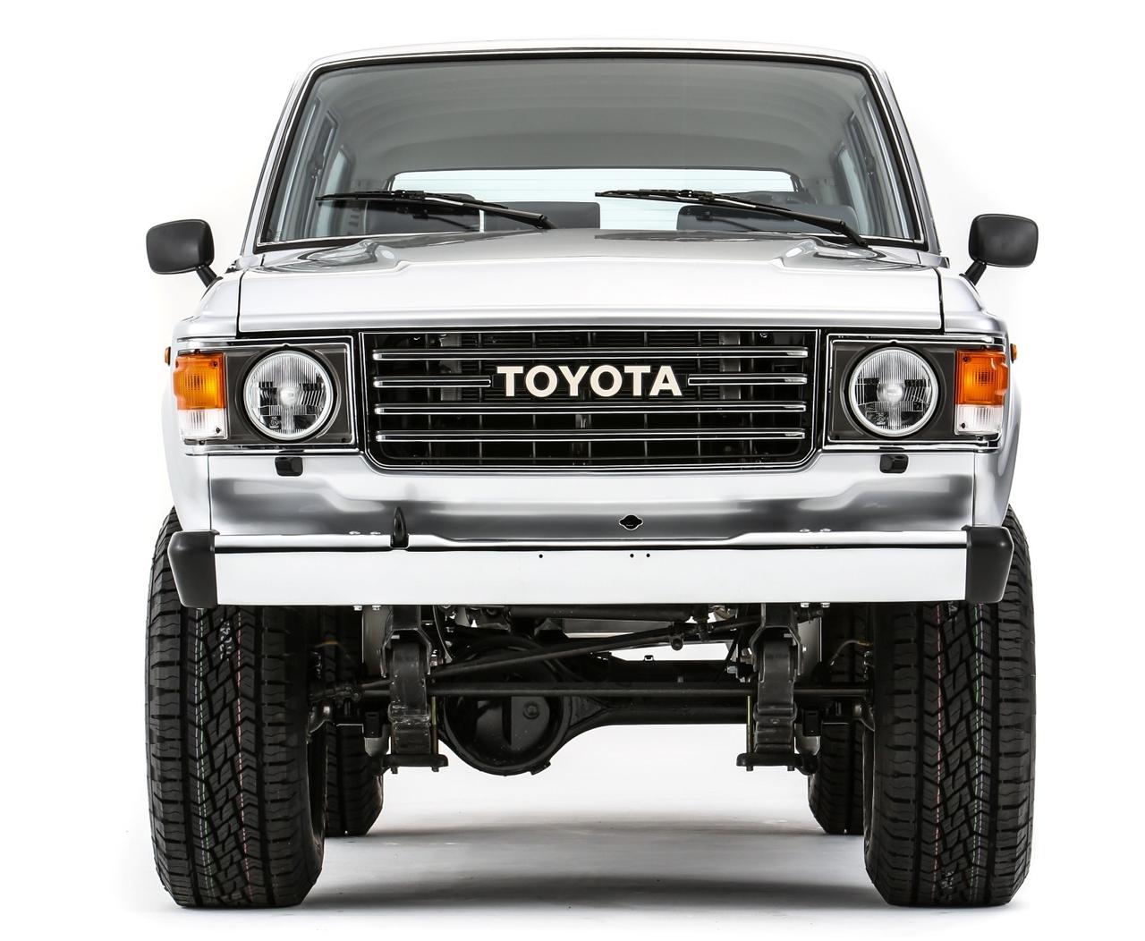 画像: 角目2灯と“TOYOTA”グリルが象徴のFJ60顔を忠実に再現。強化サスで姿勢を整え、オフも街も映える端正なフロント。