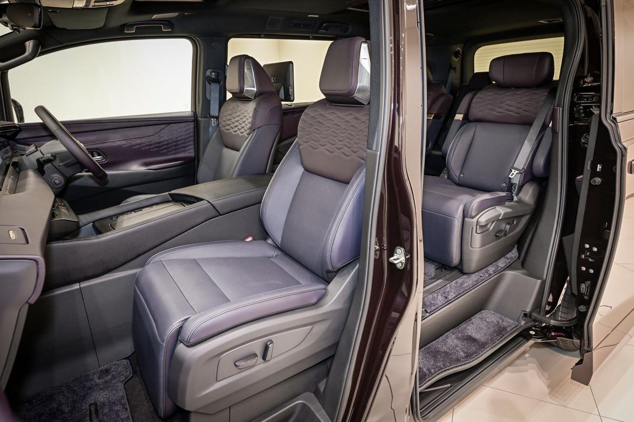 画像: 乗員を包み込むようにインストルメントパネルからドアにかけて連続的に繋がる、イルミネーションを装備。最大64色の設定が可能な間接照明だ。