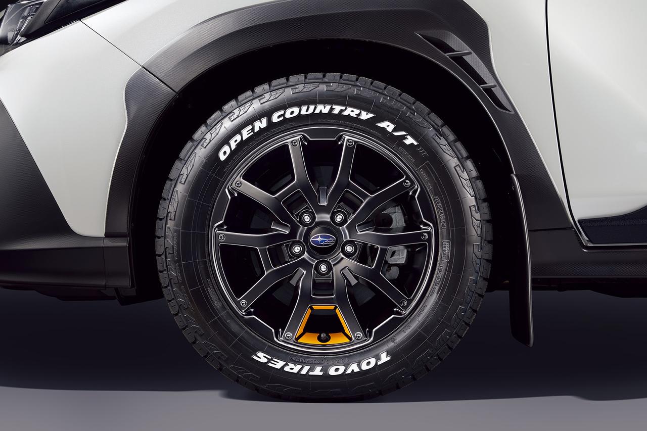 画像: 力強い足元にイエローアクセントが映える17インチアルミホイール(マットブラック塗装)&225/60R17タイヤ(TOYO TIRES OPEN COUNTRY A/T III)&ホイールデカール。