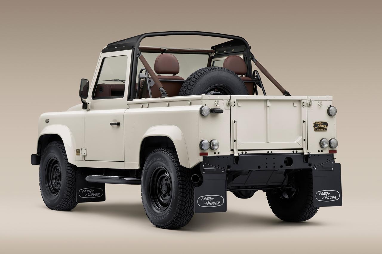 画像: リアゲートにはスペアタイヤを装備。実用とデザインを両立。