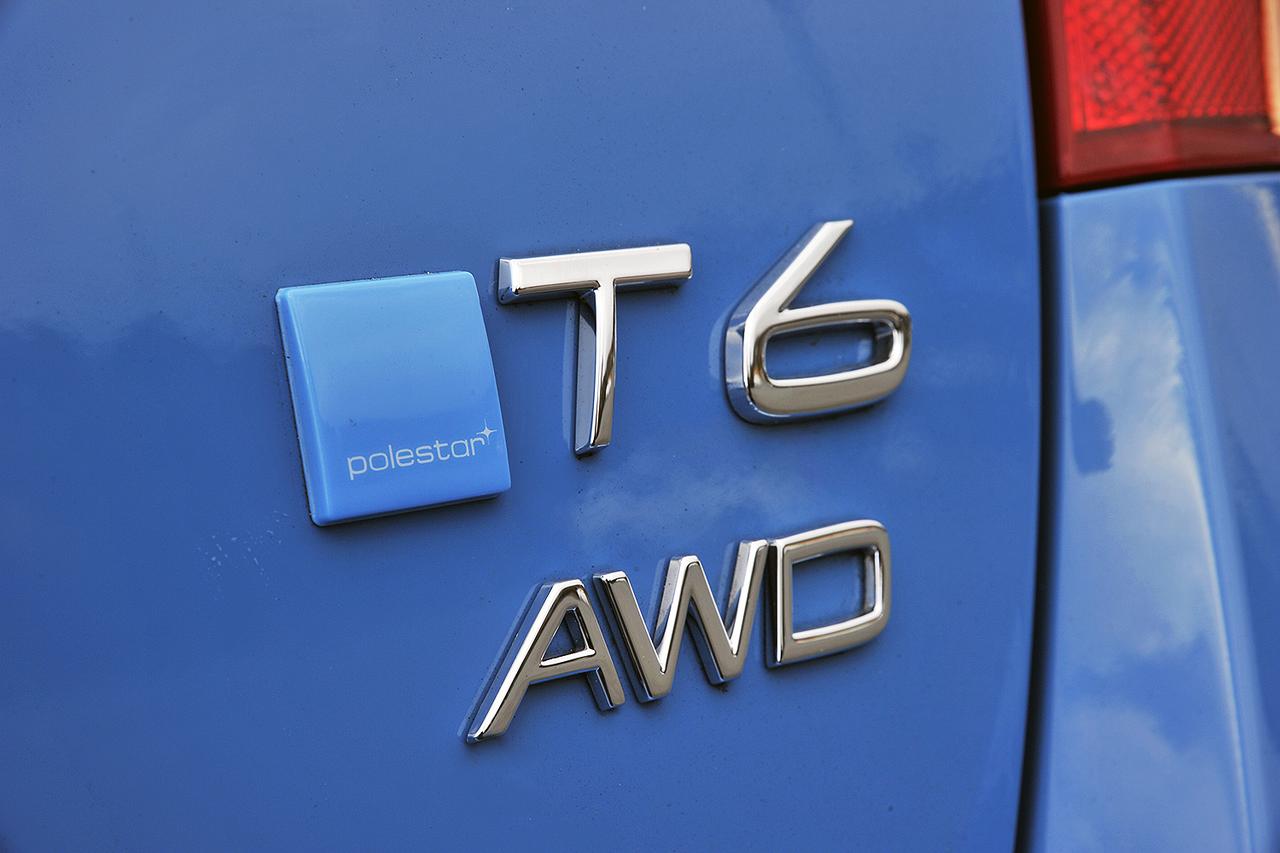 画像: 「T6」の左に付けられた、青地に「polestar」と小さく書かれた四角いリアエンブレムが、唯一の識別点となる。