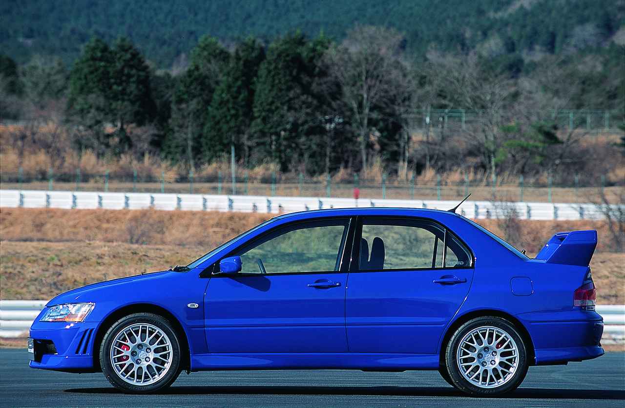 画像: ボディはランサーセティアがベース。ただ、各部の補強は20カ所に及ぶ専用リーンフォースメントの採用で大幅に剛性が向上した。