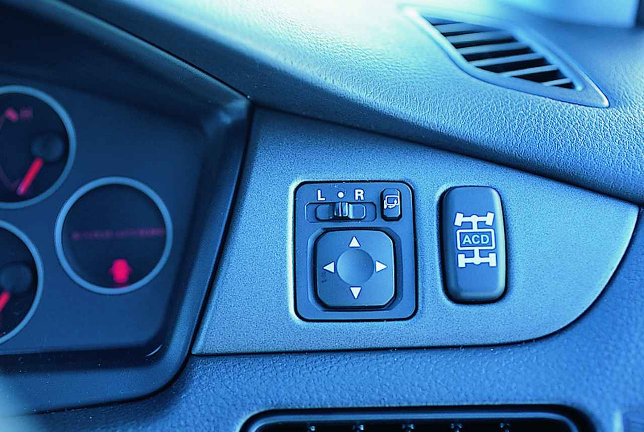 画像: ダッシュボード右側に新たに設けられたACDモード切替スイッチ。エボリューションⅦのキモといえるデバイスとなった。